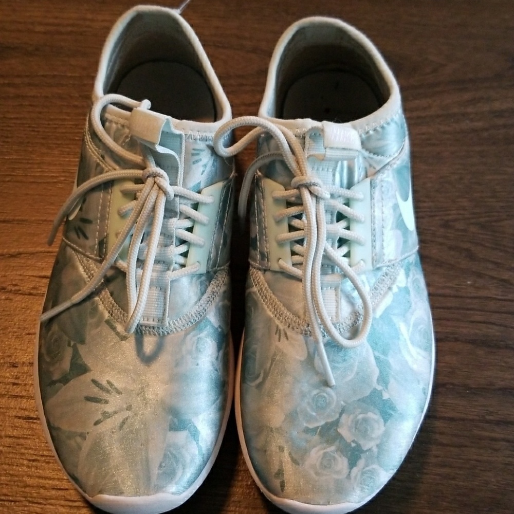 Nike Womens Juvenate Flo Print  Sateen Floral Sneakers 6.5